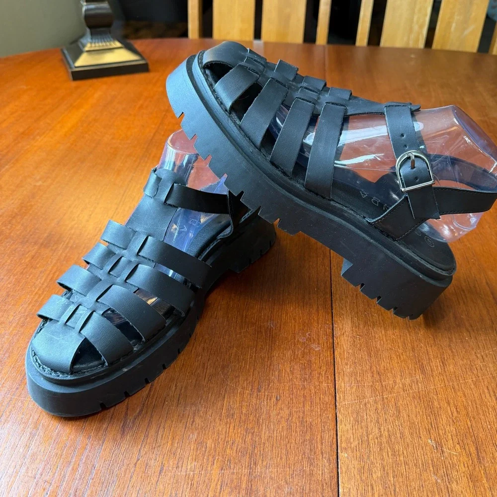 Ghanda black platform